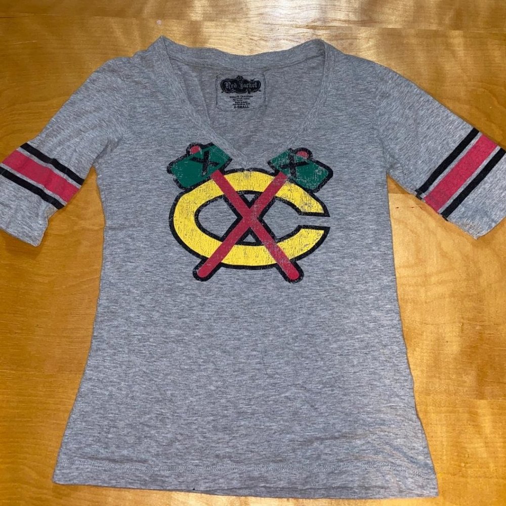 Women's Blackhawks V-neck Tshirt Size XS
